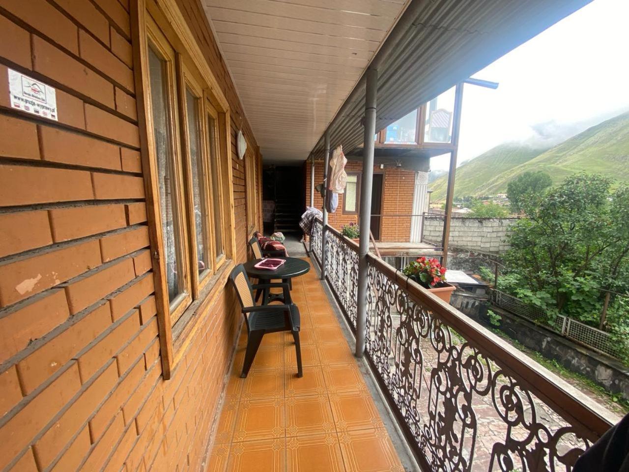 Archil And Nino Gigauri Guest House Kazbegi Exterior foto